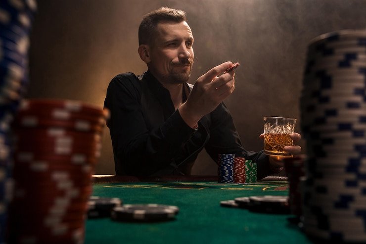 Dealer profesional di studio baccarat link togel sedang membagikan kartu kepada pemain